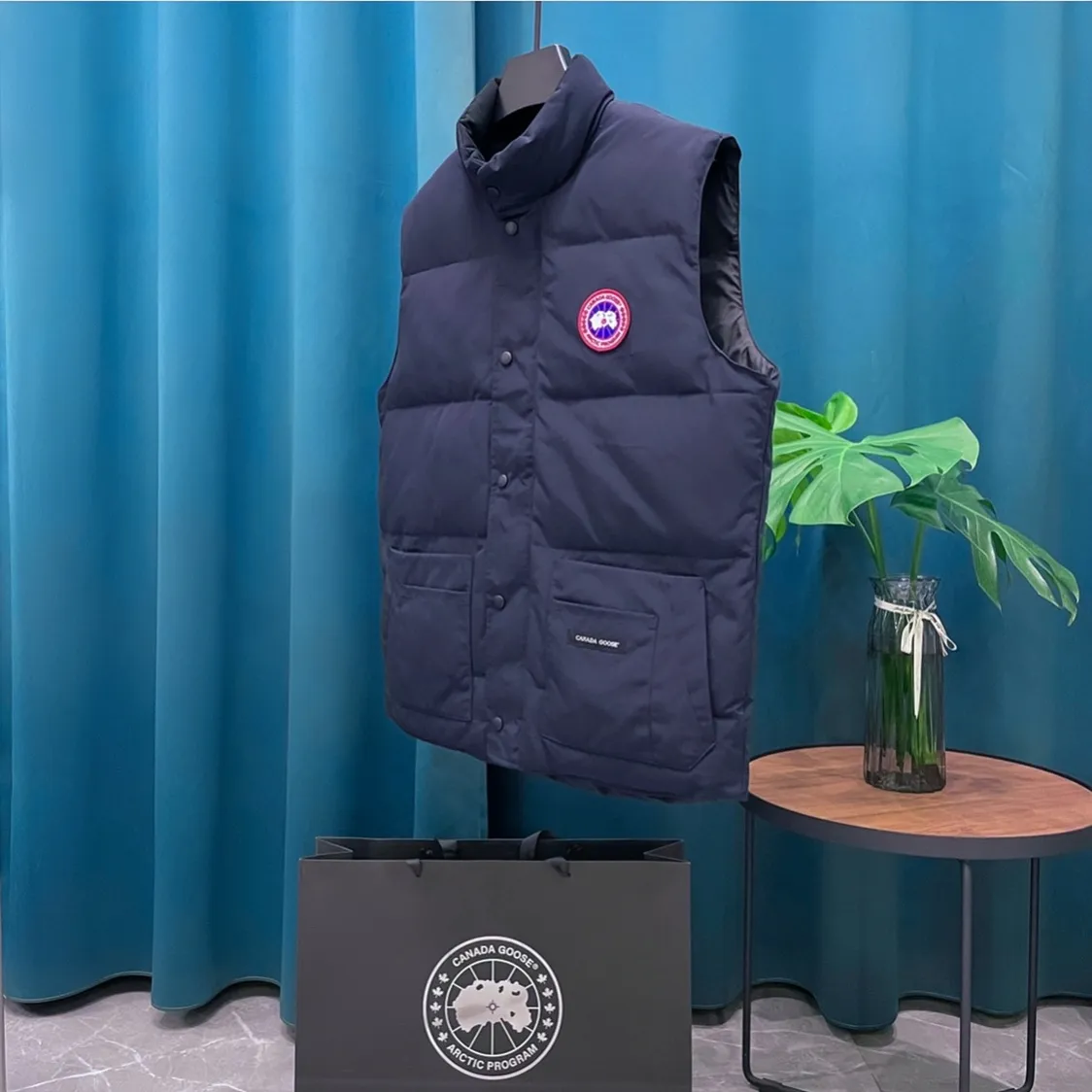 P390 Canada goose➡️Canada Goose Freestyle Crew Down Vest 💯The softness and hardness of the fabric is comparable to that of the genuine product. It can be restored by kneading at will (fabric misunderstanding: it is not a high-hardness fabric that is waterproof. You will notice the softness and comfort of the fabric only if you buy the latest genuine version this year). 💯Customized authentic YKK military-grade copper core zipper pullers, high hardness and no jamming 💯All workmanship and wiring are controlled by workers with more than ten years of service. They must be horizontal and vertical, and are not crooked. The wiring density inside is more sophisticated. Feel free to compare. 💯Big goose label, collar label, washed label, hangtag, zipper cord, pocket label, collar velvet, buttons, all details are synchronized
